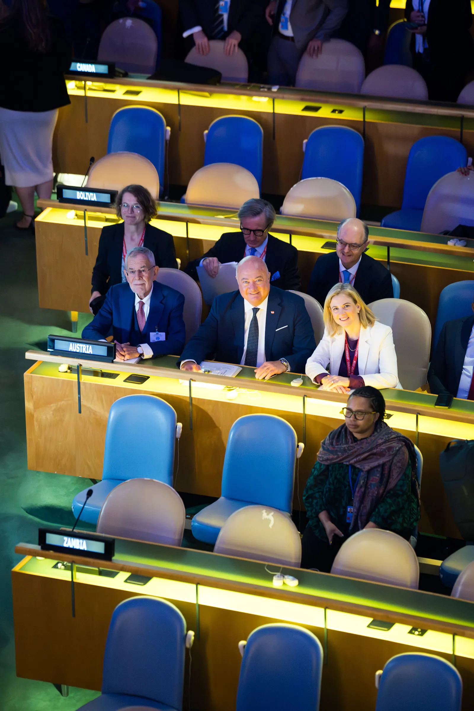 Diese Bild zeigt den Saal der Plenarsaal der Vereinten Nationen in New York mit der österreichischen Delegation: Bundeskanzler Christian Stocker, Bundespräsident Alexander van der Bellen und Außenministerin Beate Meinl-Reisinger