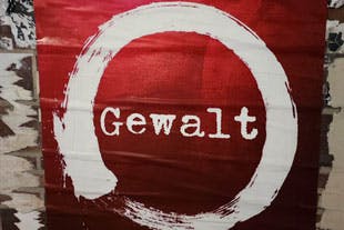 Grafitti/Poster, rotes Viereck, weißer Kreis in dem mit weißer Farbe in Druckbuchstaben das Wort "Gewalt" steht