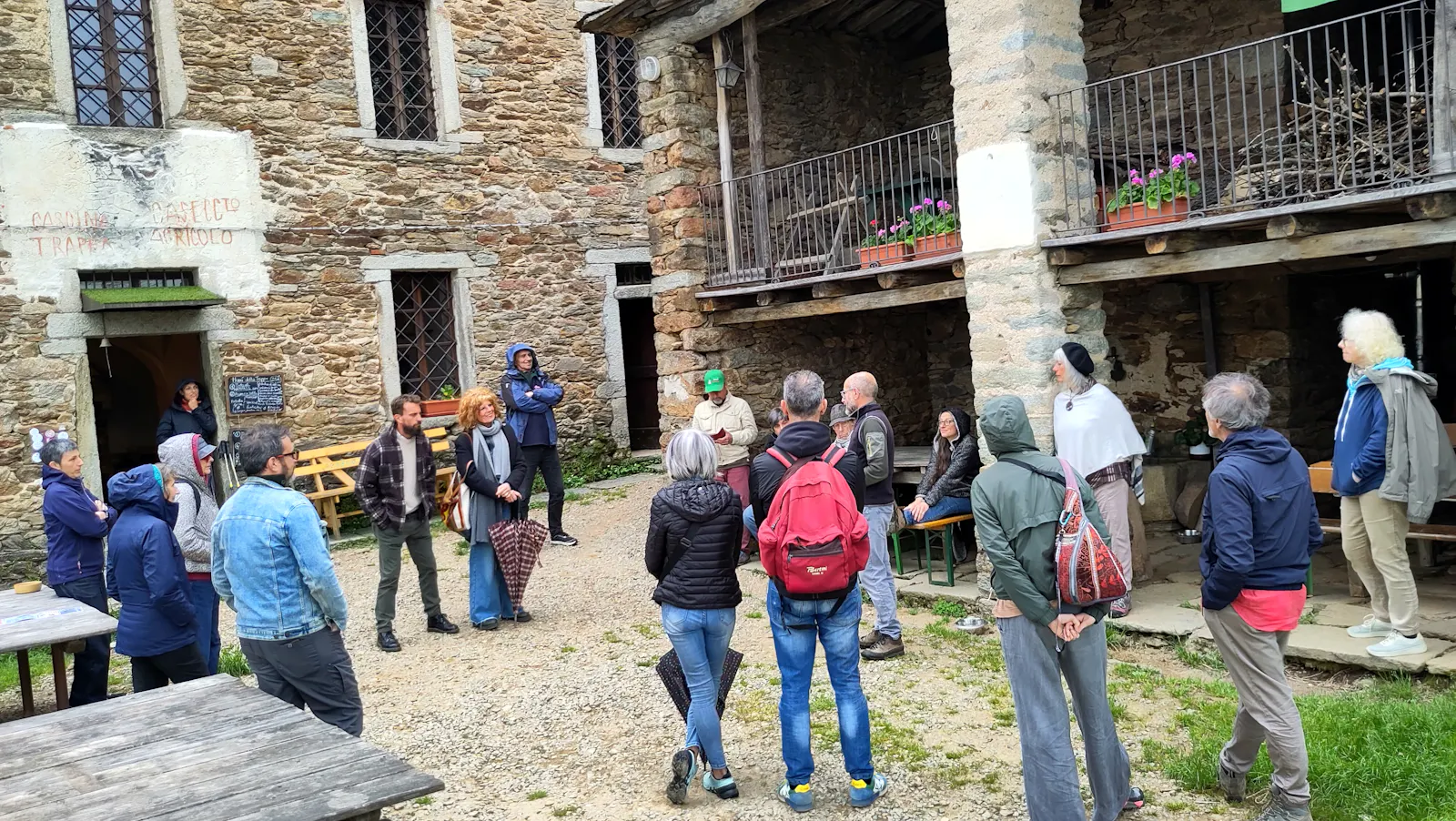 Fuori dalla Trappa il 4 maggio, il gruppo che partecipa all'incontro di Imparare Facendo ascolta Giuseppe Pidello