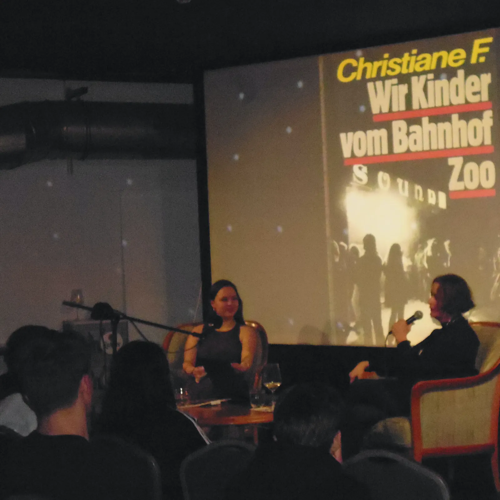 Putz und Frohmann vor projiziertem Christiane-F.-Buchcover