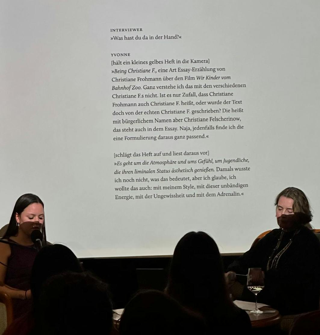 Coco Putz und Christiane Frohmann vor projizierter Buchseite