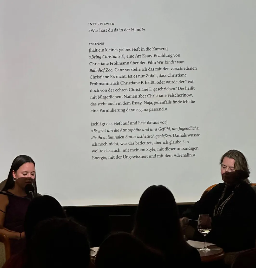 Coco Putz und Christiane Frohmann vor projizierter Buchseite