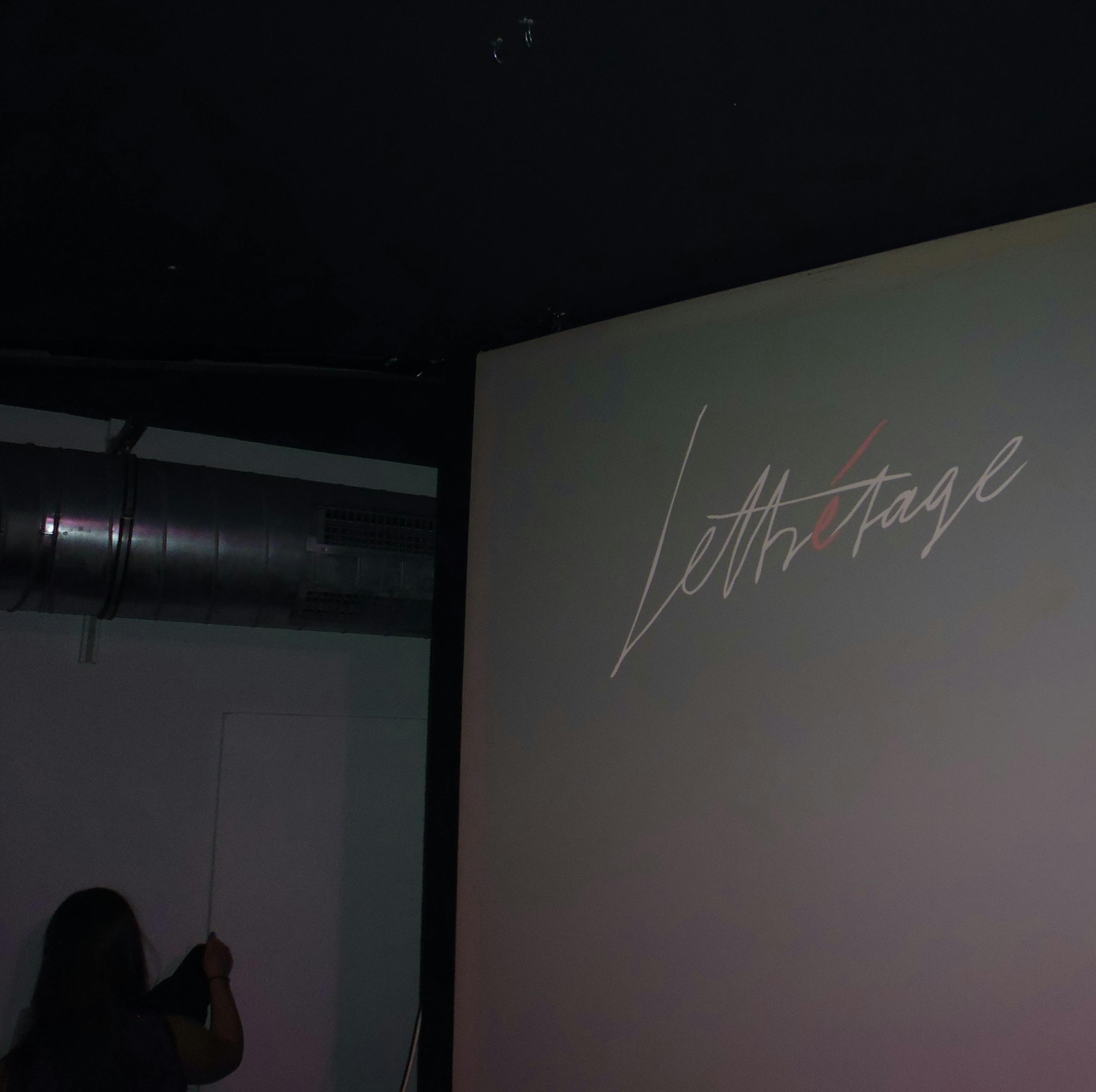Projizierter Schriftzug »Lettrétage«