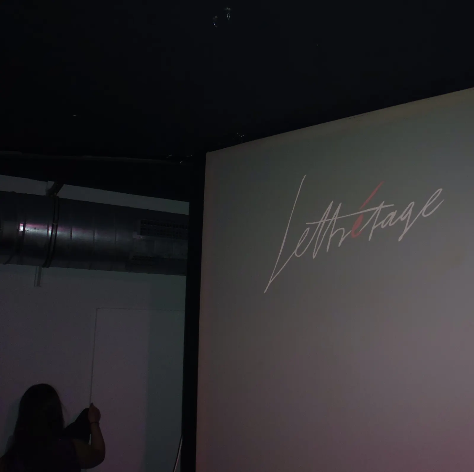 Projizierter Schriftzug »Lettrétage«