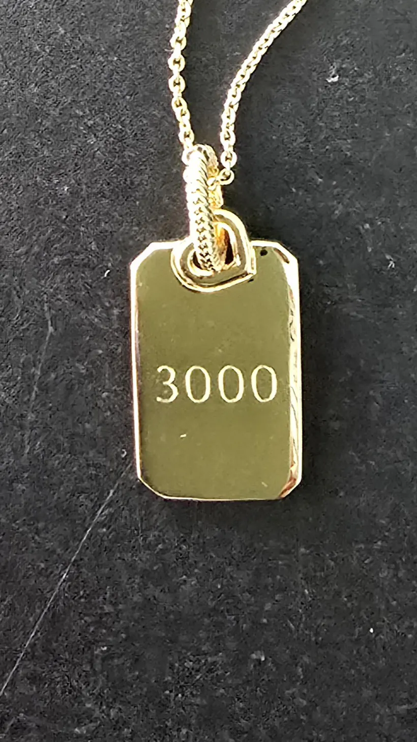 Goldanhänger mit graviertem »3000«