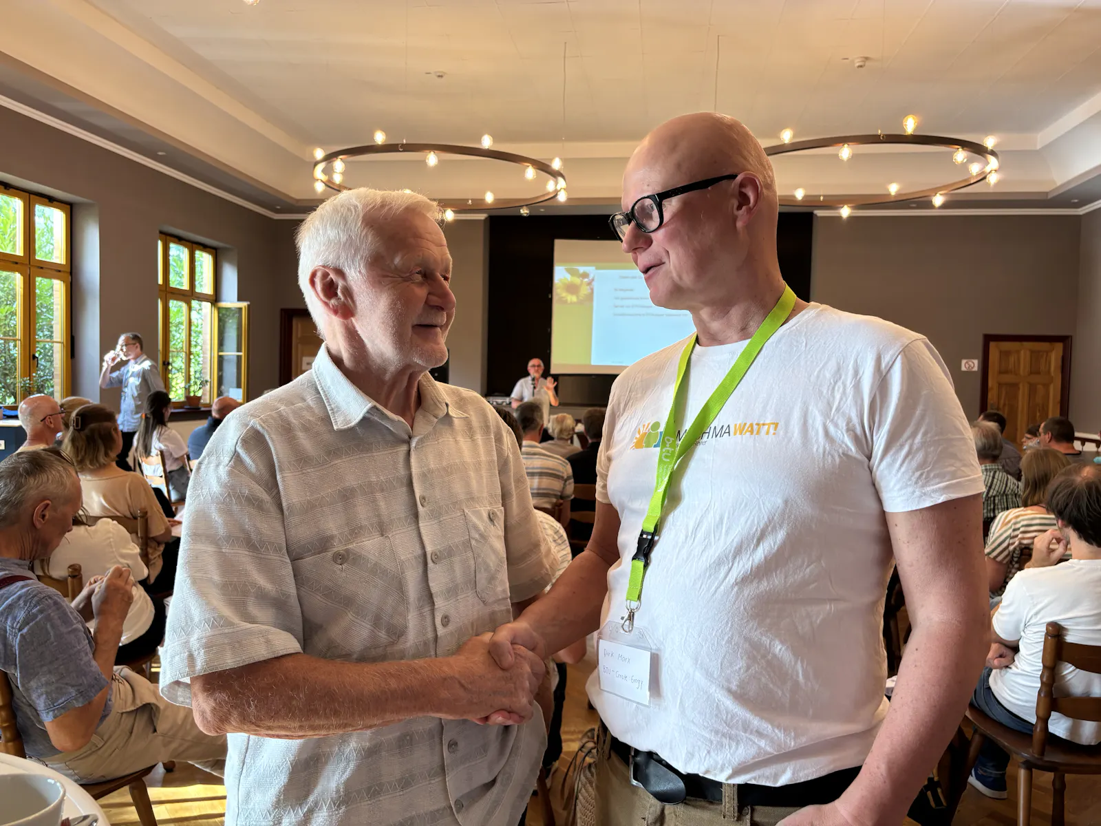 Dorf-Aktivist Günther Thiele (li.) und Rechtswissenschaftler Dirk Marx bei einer Veranstaltung in Missen im Kreis Oberspreewald-Lausitz.