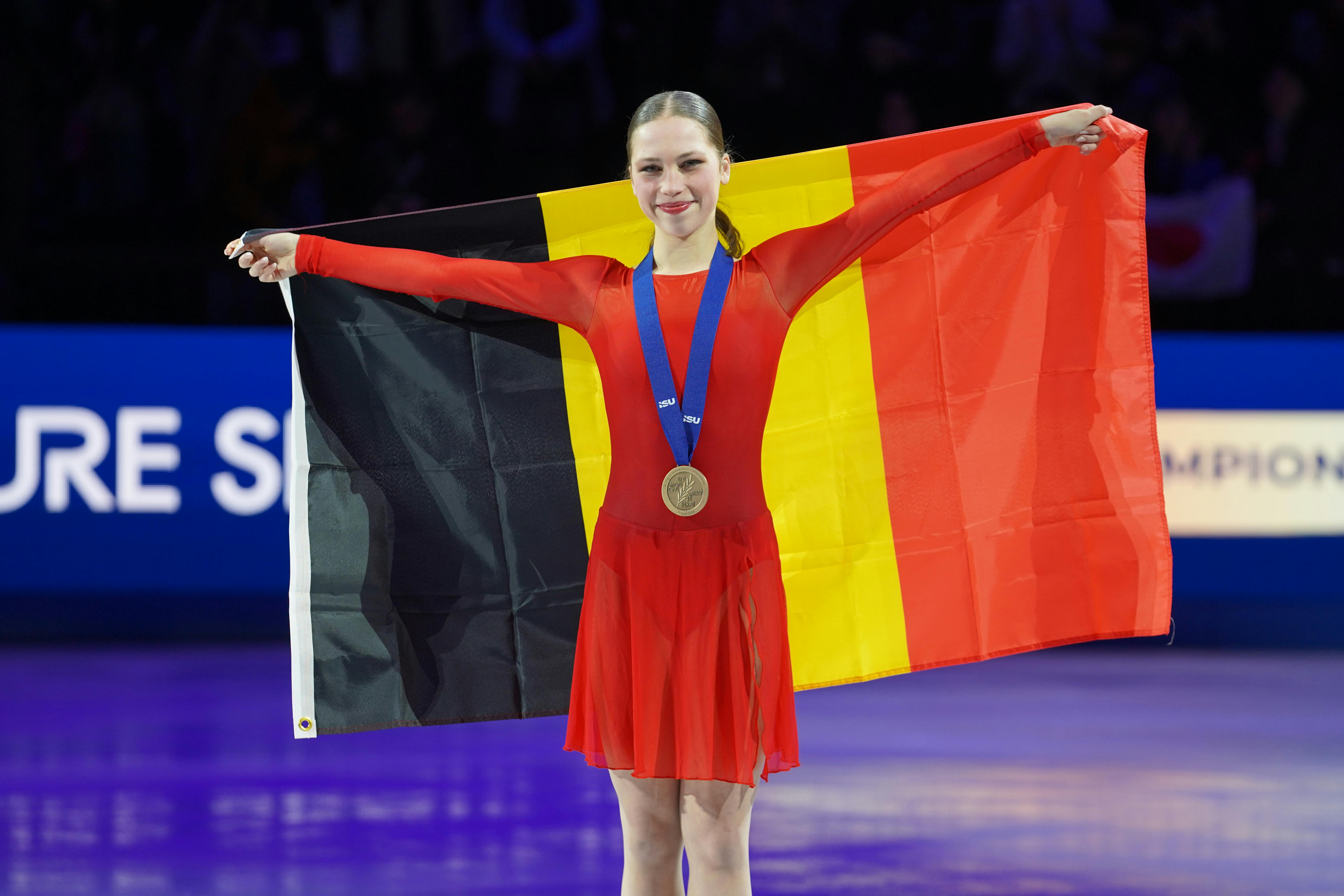 Nina Pinzarrone with her medal and flag at the victory ceremony in Prague