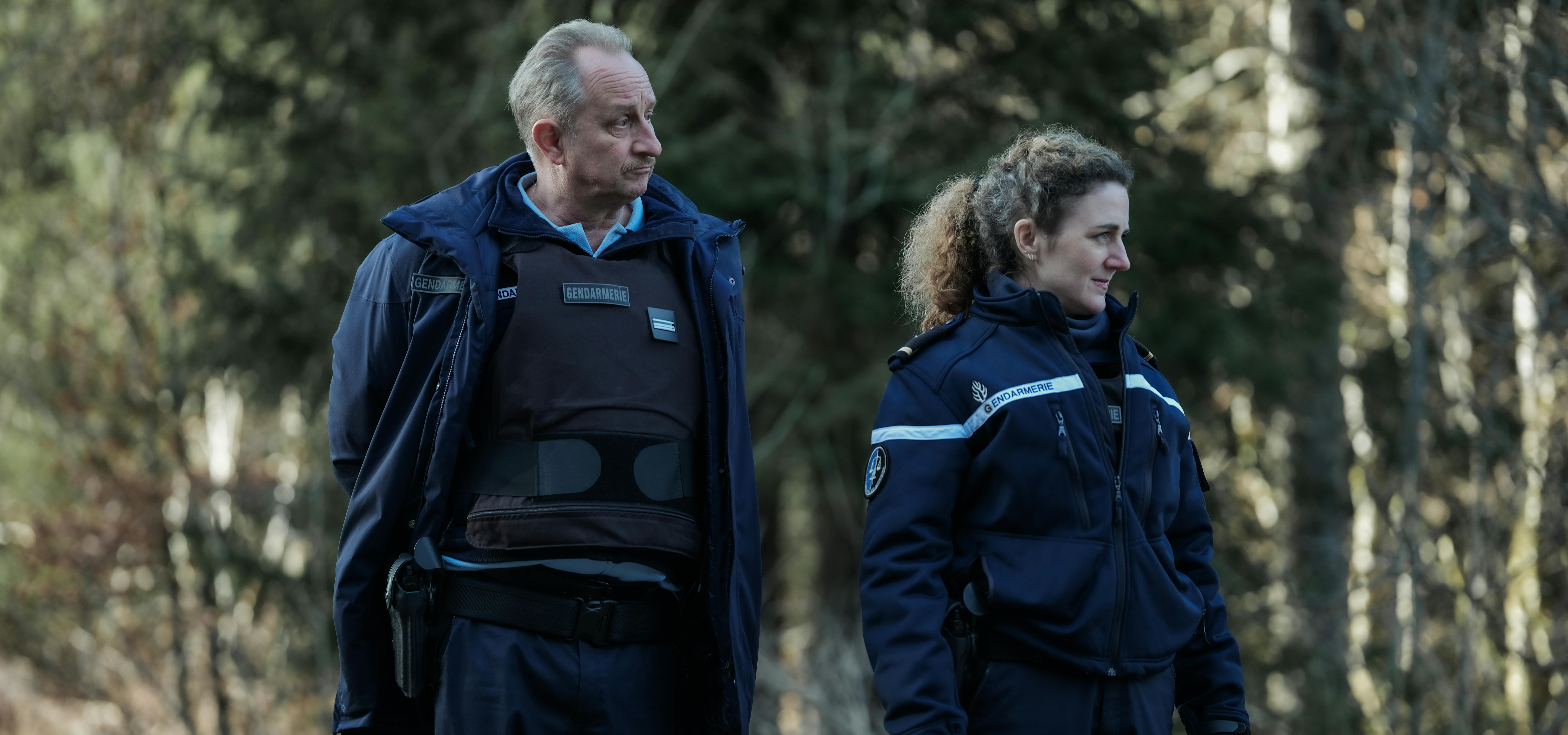 Roland (Benoît Poelvoorde) und seine Kollegin Florence (Joséphine de Meaux) von der örtlichen Polizei stehen vor einem Rätsel // © 2024 Gaumont, Pour Toi Public Productions, France 2 Cinéma, Foto Julien Panié