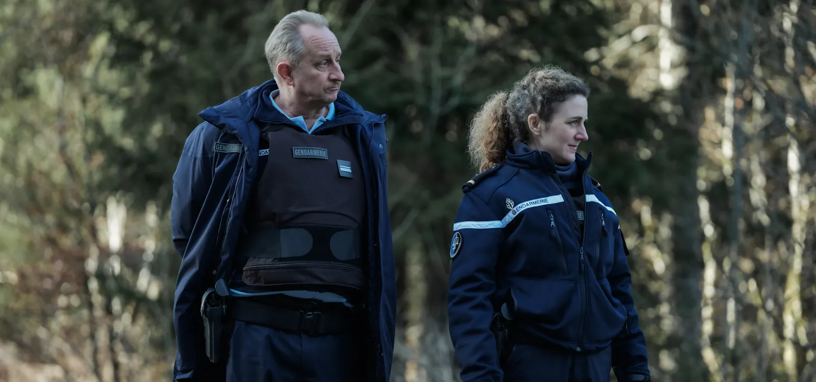 Roland (Benoît Poelvoorde) und seine Kollegin Florence (Joséphine de Meaux) von der örtlichen Polizei stehen vor einem Rätsel // © 2024 Gaumont, Pour Toi Public Productions, France 2 Cinéma, Foto Julien Panié