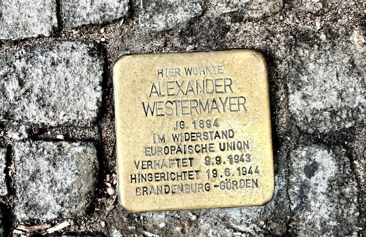 Ein Stolperstein vor dem Eingang des Hotels in Berlin, in dem ich am Wochenende übernachtet habe: Hier wohnte Alexander Westermayer, Jg. 1894, im Widerstand Europäische Union, verhaftet 9.9.1943, hingerichtet 19.6.1944, Brandenburg-Görden