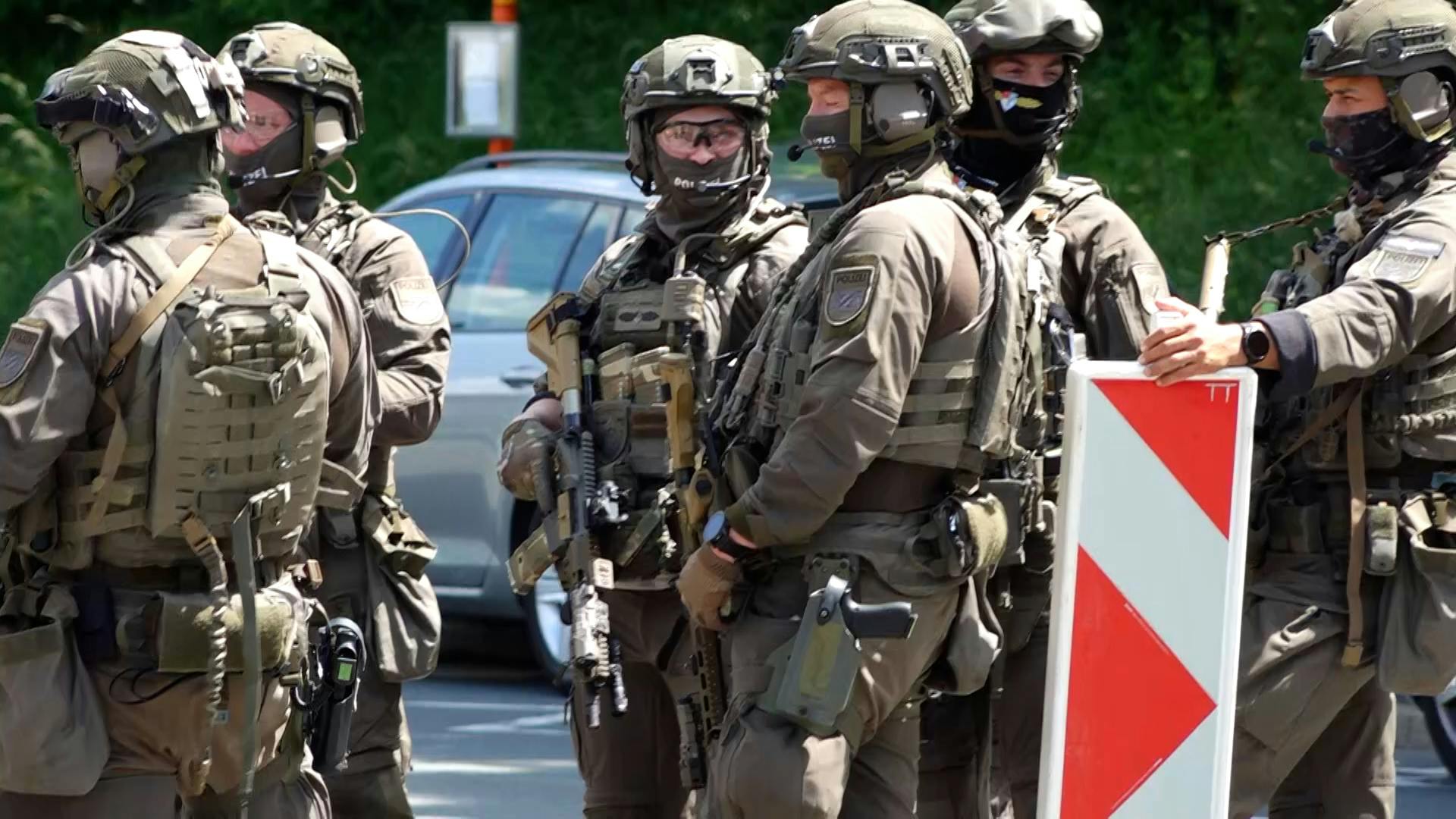 Auch Spezialeinsatzkräfte waren an der Schule im Einsatz.
