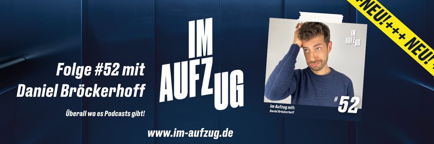 Das Bild zeigt einen jungen Mann mit dunkelbraunen Haaren. Er trägt einen dunkelblauen Pullover und blickt nachdenklich in die Kamera, während er sich mit der rechten Hand an die Stirn fasst. Über ihm steht in weißer Schrift „IM AUFZUG“ und unter ihm das Zitat „Es fehlt gerade die Vision, wie eine andere Gesellschaft aussehen kann.“ Daniel Bröckerhoff, Folge 52. Unten rechts befindet sich ein Hinweis auf die Finanzierung durch Steady Mitglieder.