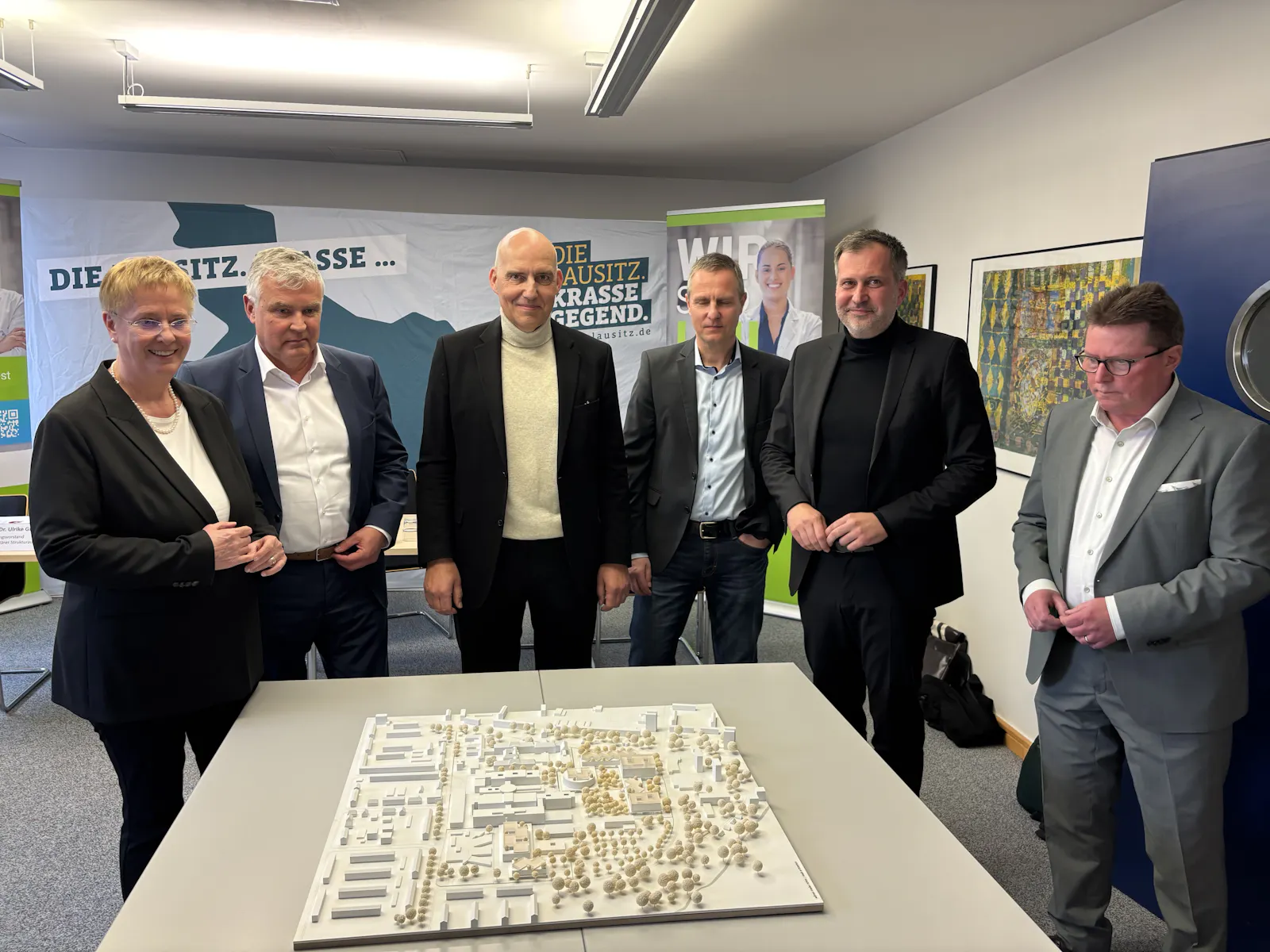 Die Medizin-Uni und ihre Entscheider (v.l.): Ulrike Gutheil, Klaus Freytag, Eckhard Nagel, OB Tobias Schick (SPD) und WRL-Chef Heiko Jahn.