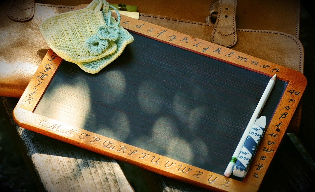 Eine Tafel, die auf einem Holztisch liegt.