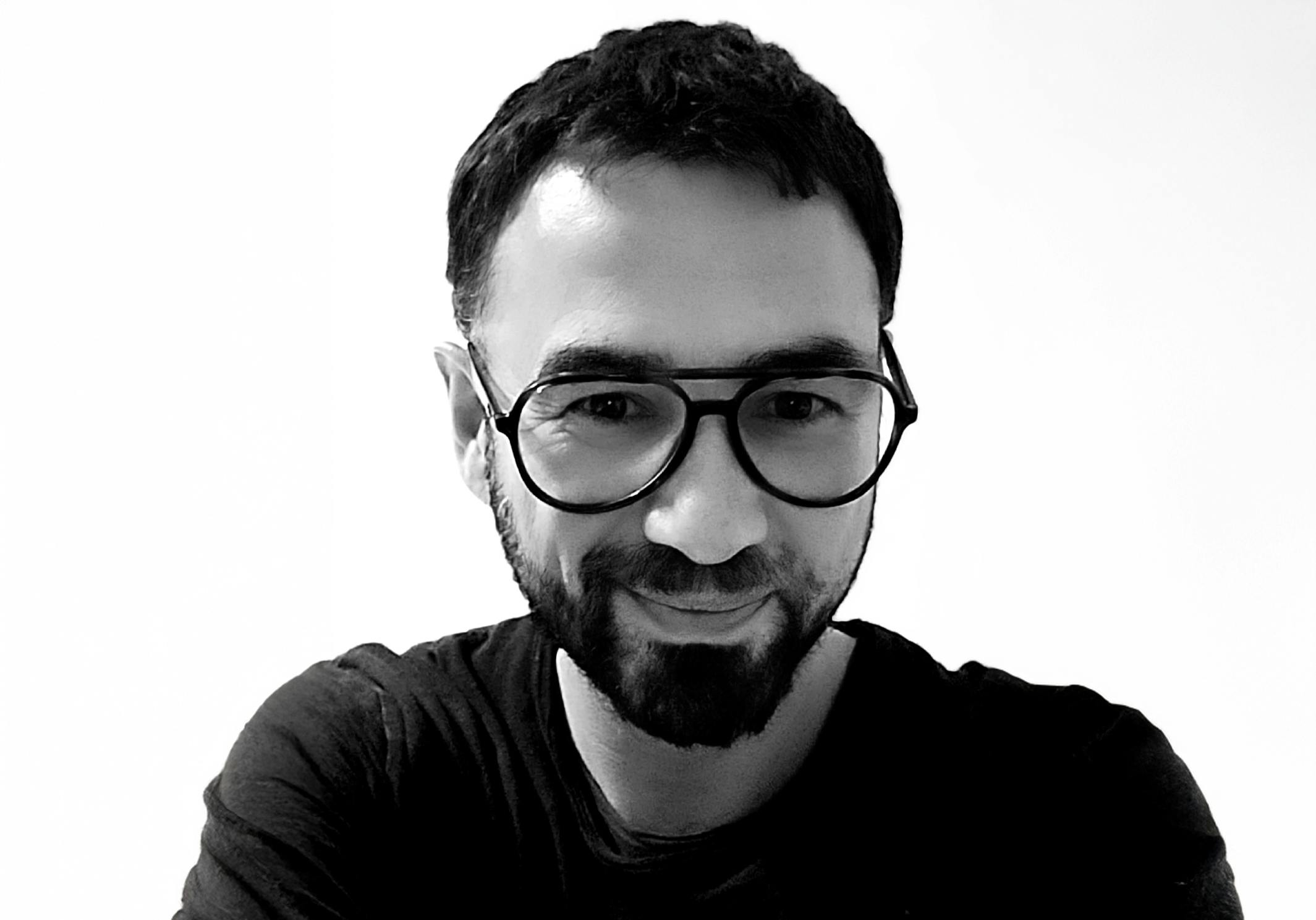 Seven square meters. That’s all it takes to rethink power, control, and freedom.
Adam Mouchtar—an insider of European politics—delivers a striking short story about responsibility, perception, and the fragile line between security and truth.
(Availabale in Arabic, English, French, German & Spanish)

+++
Sieben Quadratmeter. Mehr braucht es nicht, um Macht, Kontrolle und Freiheit neu zu vermessen. Adam Mouchtar, Insider des europäischen Politikbetriebs, schreibt eine beklemmend präzise Kurzgeschichte über Verantwortung, Wahrnehmung und die fragile Grenze zwischen Sicherheit und Wahrheit.
(Verfügbar auf Arabisch, Deutsch, Englisch, Französisch & Spanisch)