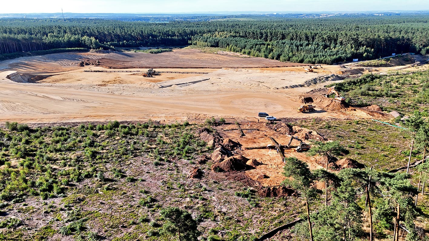 SCHATZ AUS DER JUNGSTEINZEIT | In der Laußnitzer Heide im Kreis Bautzen haben Archäologen 4.500 Jahre alte Hügelgräber ausgegraben. Die zehn Gräber aus der späten Jungsteinzeit hatten reiche Beigaben: Tongefäße, Pfeilspitzen aus Feuerstein, Äxte, Beile und sogar Kupferperlen. „Die letzte Gelegenheit, Hügelgräber dieser Zeitepoche in Sachsen zu untersuchen, liegt mehr als 40 Jahre zurück“, sagte Sachsens Landesarchäologin Regina Smolnik. Auf dem Gelände will das Kieswerk Ottendorf-Okrilla demnächst neue Abbauflächen erschließen. 
Foto: LFA