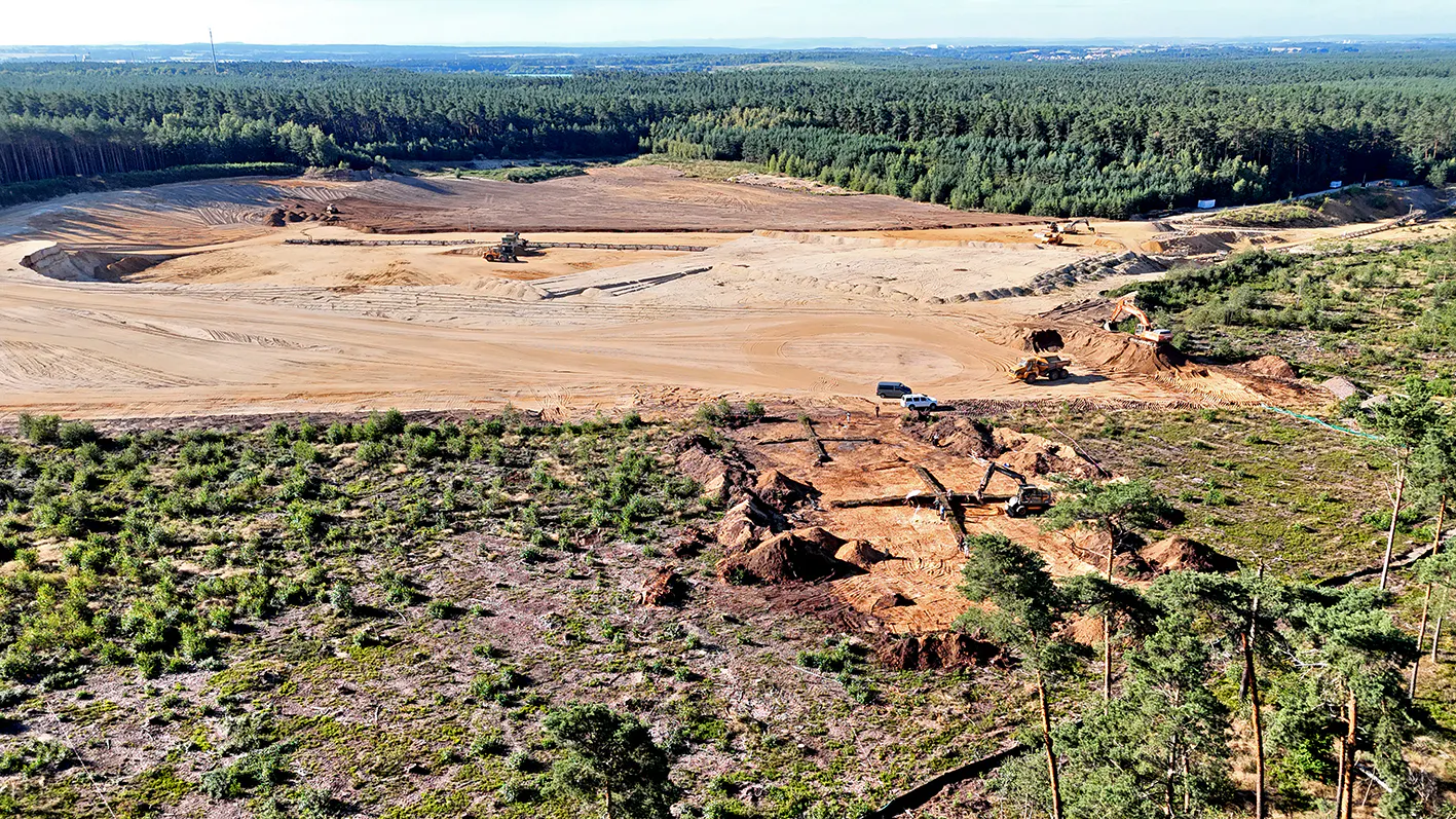 SCHATZ AUS DER JUNGSTEINZEIT | In der Laußnitzer Heide im Kreis Bautzen haben Archäologen 4.500 Jahre alte Hügelgräber ausgegraben. Die zehn Gräber aus der späten Jungsteinzeit hatten reiche Beigaben: Tongefäße, Pfeilspitzen aus Feuerstein, Äxte, Beile und sogar Kupferperlen. „Die letzte Gelegenheit, Hügelgräber dieser Zeitepoche in Sachsen zu untersuchen, liegt mehr als 40 Jahre zurück“, sagte Sachsens Landesarchäologin Regina Smolnik. Auf dem Gelände will das Kieswerk Ottendorf-Okrilla demnächst neue Abbauflächen erschließen.
Foto: LFA