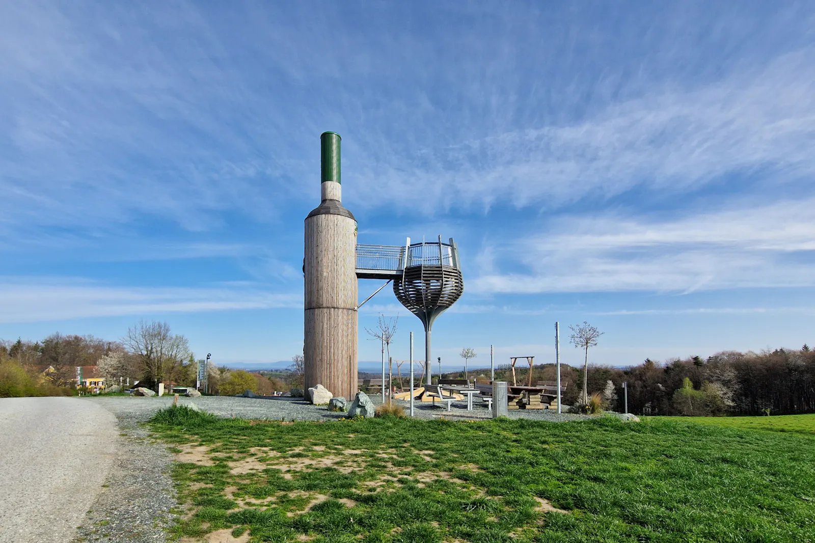 Foto der "Begehbaren Weinflasche mit Glas" in Bad Loipersdorf.