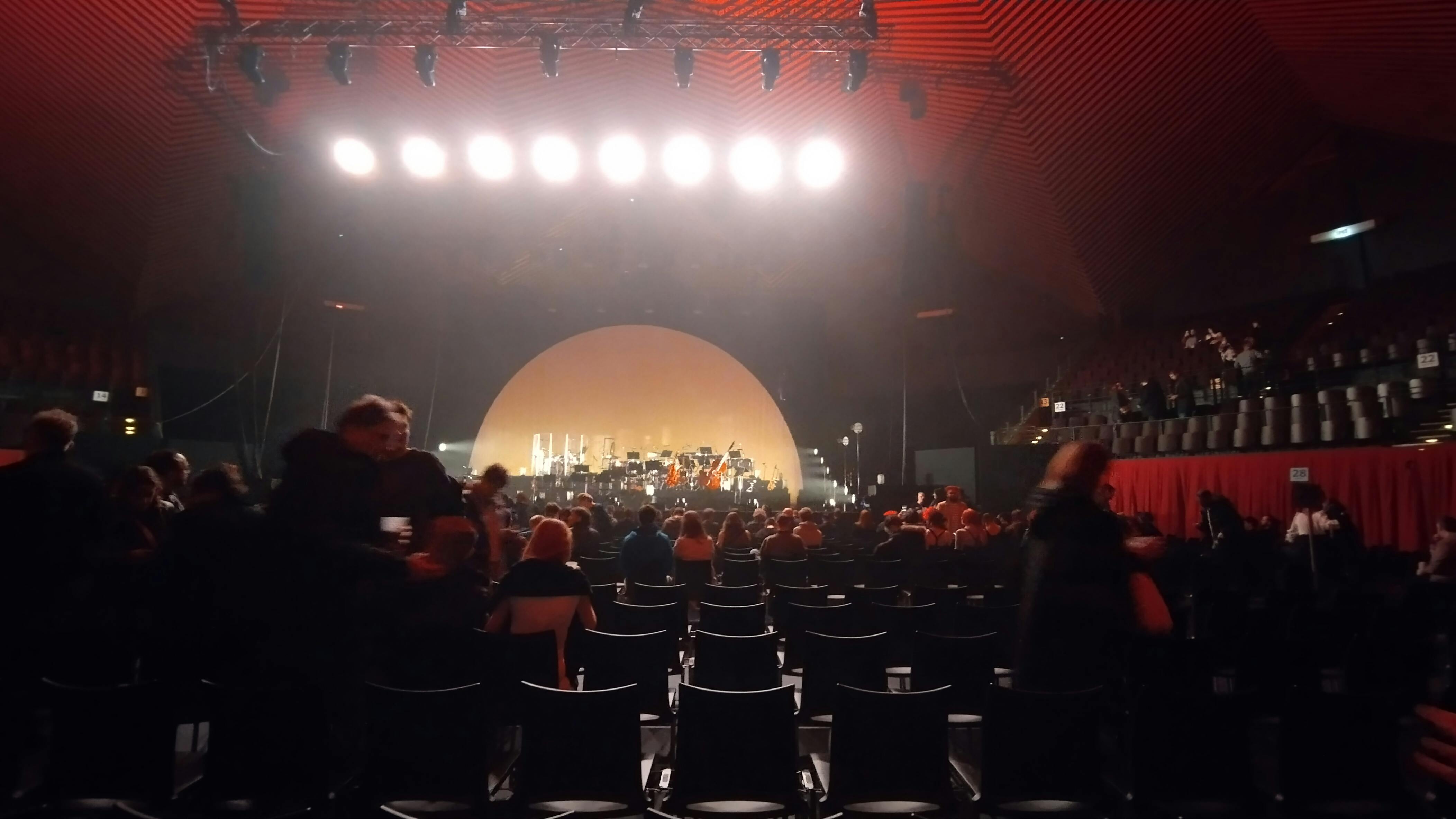 Foto vom Konzertsaal mit Bühne und Sitzplätzen