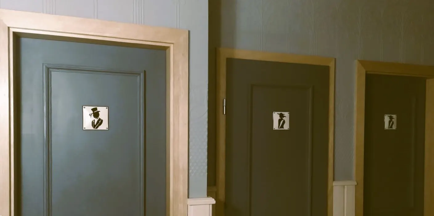 Drei Toilettentüren.