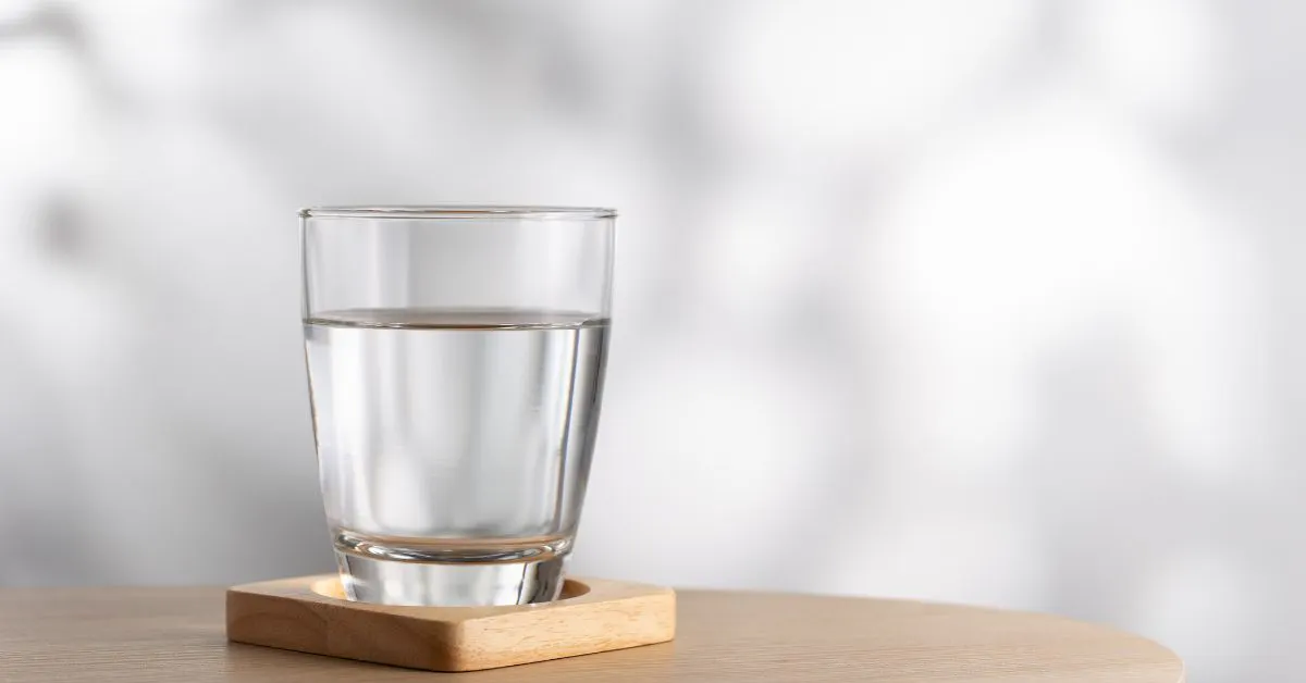 Ein Glas Wasser auf einem Tisch