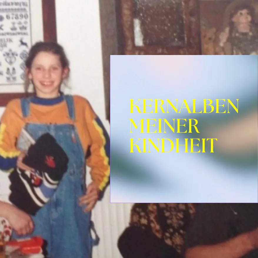 Ich, vermutlich zwischen 10 und 12 Jahren, mit Latzhose und orangen Pulli in einem 1990er-Jahre Wohnzimmer-Setting zu Weihnachen