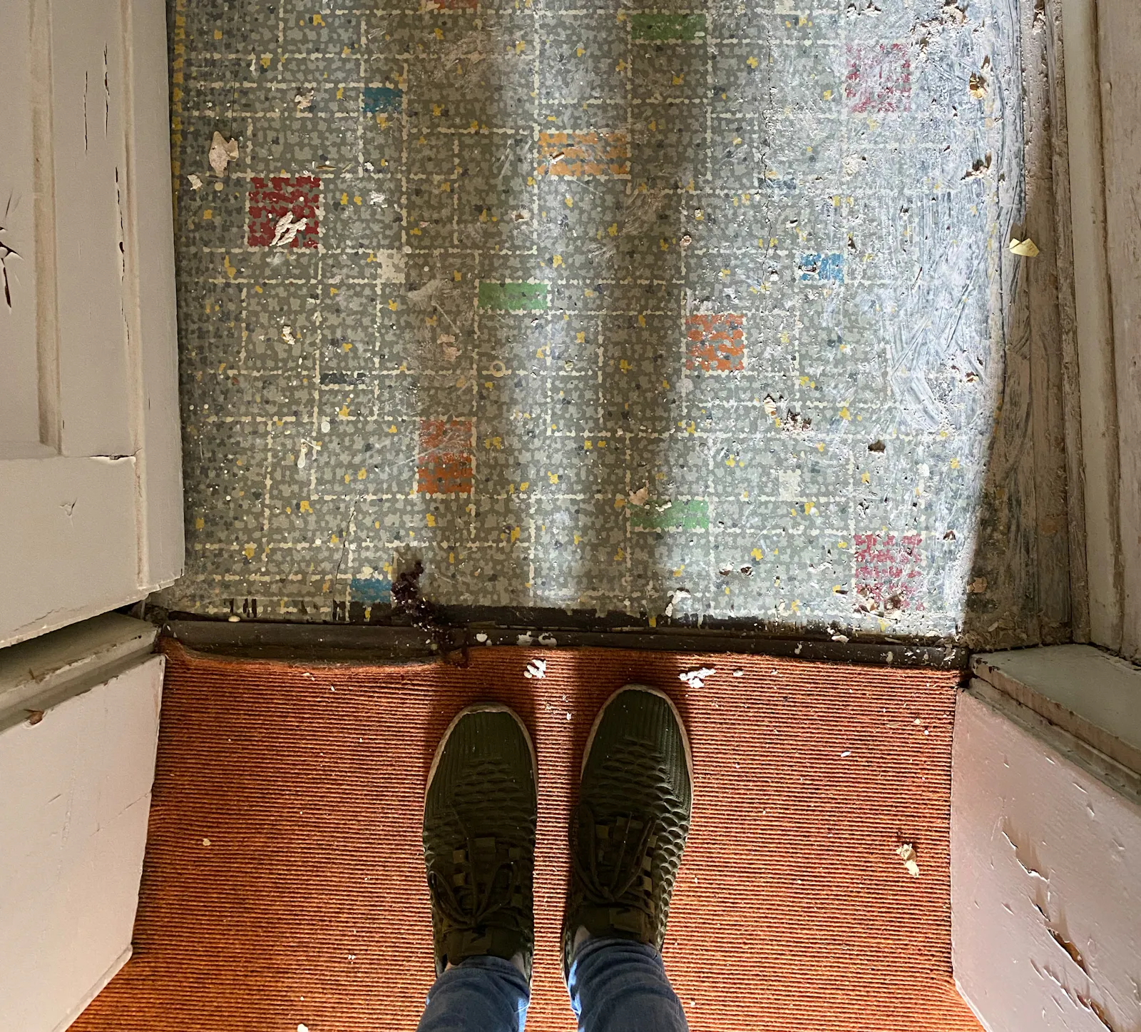 From where I stand: oranger Treppenhausteppichboden stößt auf 50er Jahre PVC