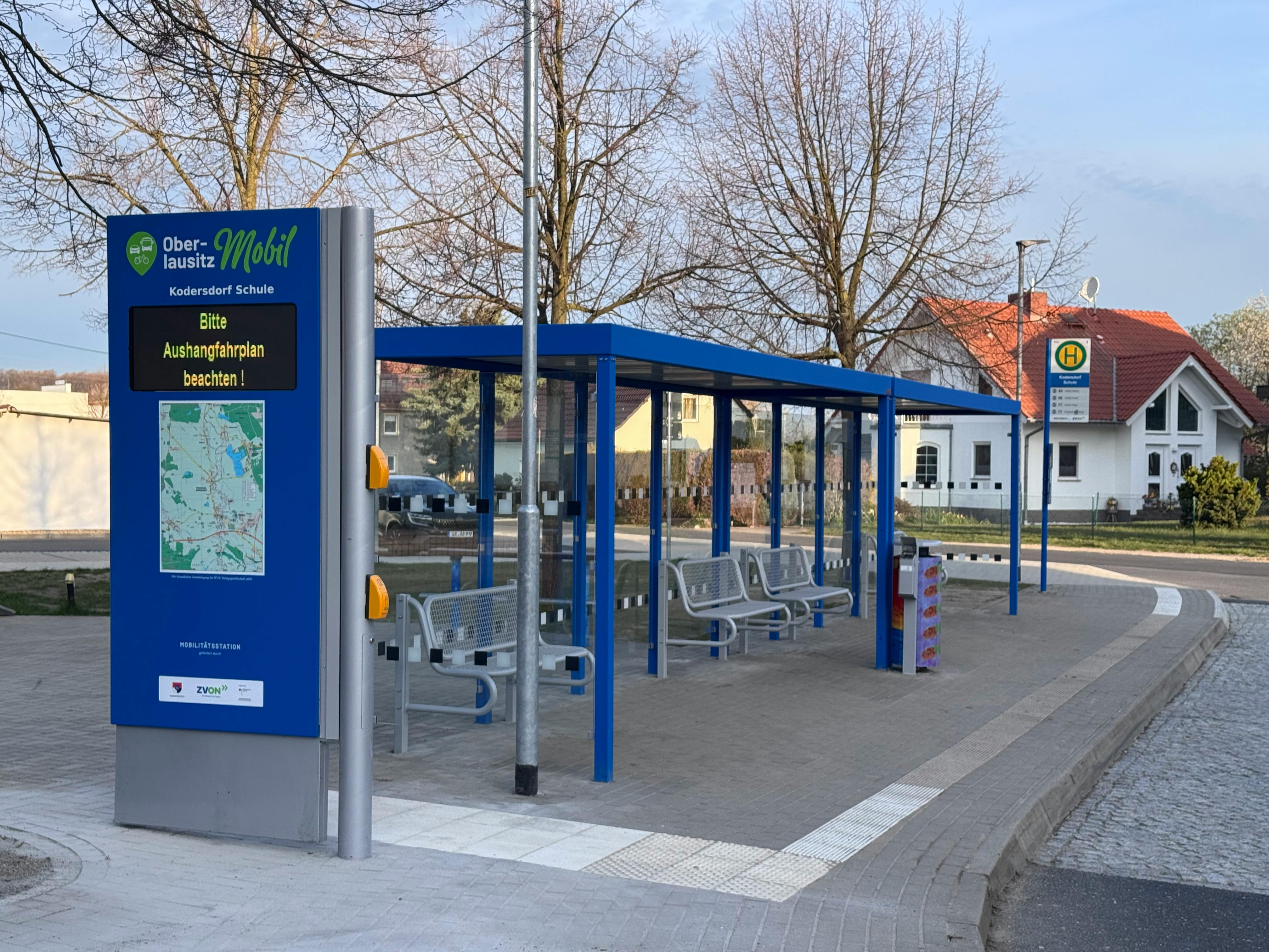 WARTEN MIT WLAN | In Kodersdorf im Kreis Görlitz gibt es seit dieser Woche mehr Großstadt-Feeling. Möglich macht das eine neue Bushaltestelle, die auf Klick Antworten liefert. Der Clou ist die digitale Info-Stele und der WLAN-Zugang. Gefördert wurde die 270.000 Euro teure Lausitz-Haltestelle Kodersdorf Schule vom Bundesverkehrsministerium. Das hat mit dem Programm „Digitalisierung kommunaler Verkehrssysteme“ die Hälfte der Kosten beigesteuert. 
Foto: Gemeinde Kodersdorf