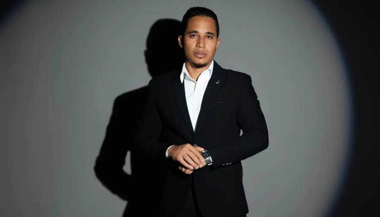 I condemn the night and its hunting dogs: Explosion of a cry too long stifled - A deep reading by Jhak Valcourt of Rooney Ramirez's early poems and the search for the poetic self...