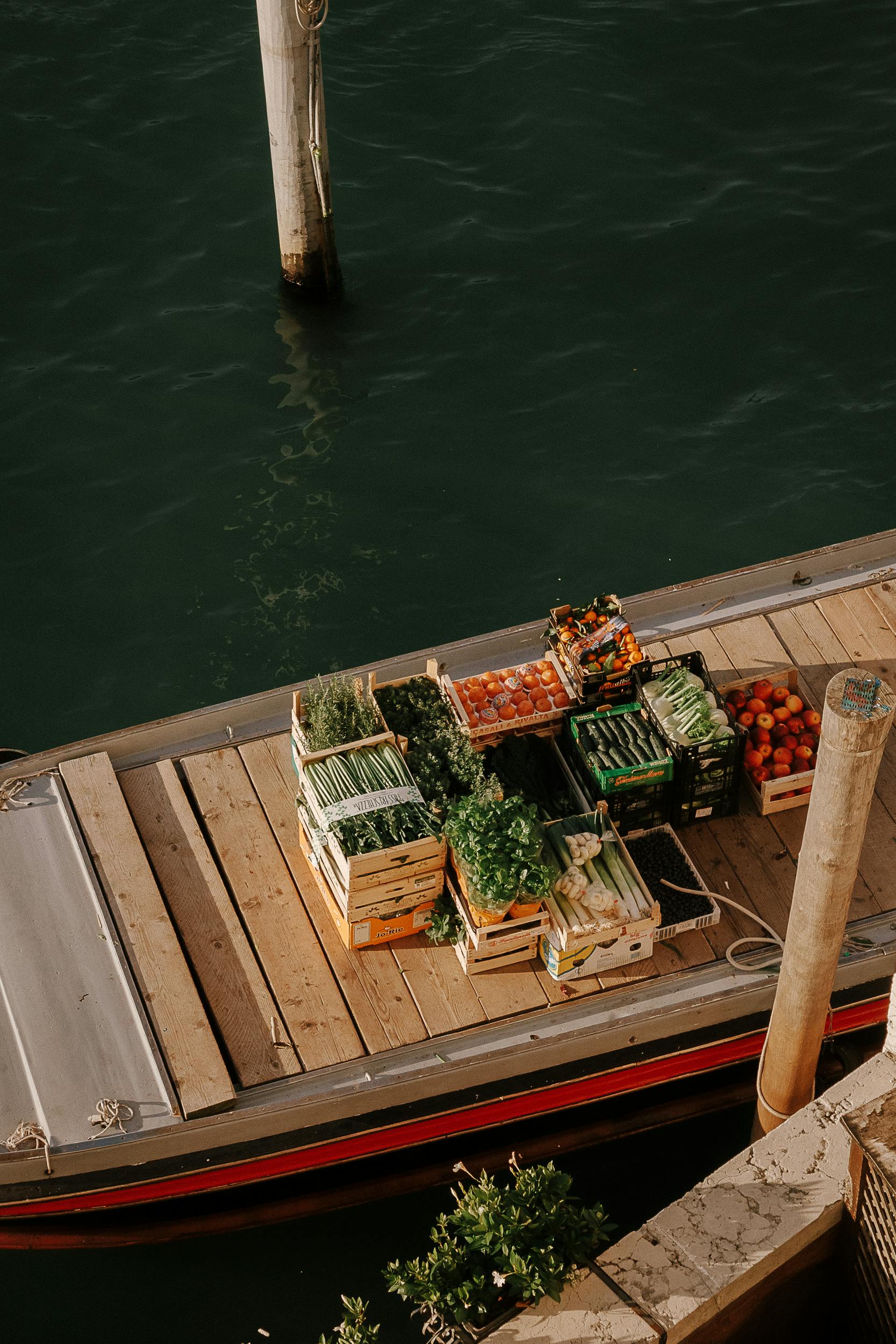 Gemüseboot vor Anker in Venedig