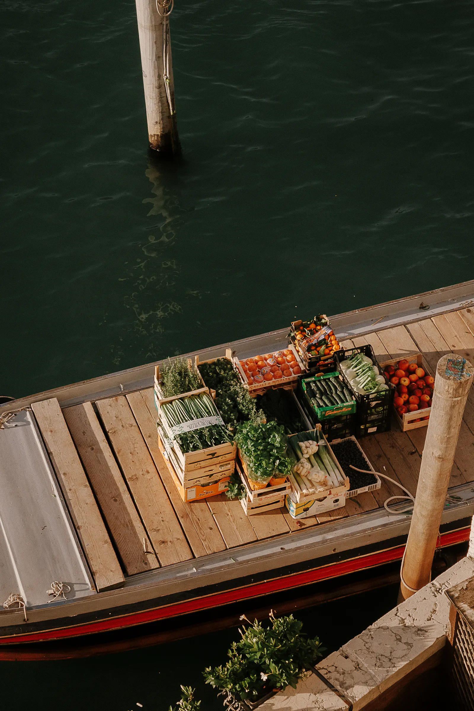 Gemüseboot vor Anker in Venedig