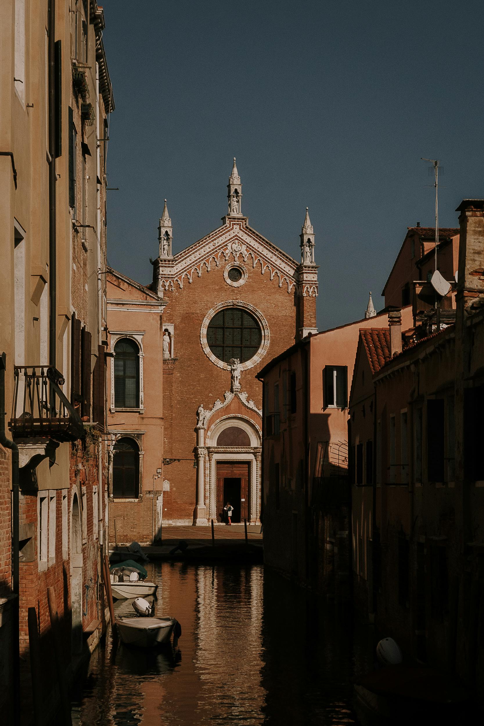 Der Bloick auf die Kirche Madonna Dell'Orto mit Kanal im Vordergrund