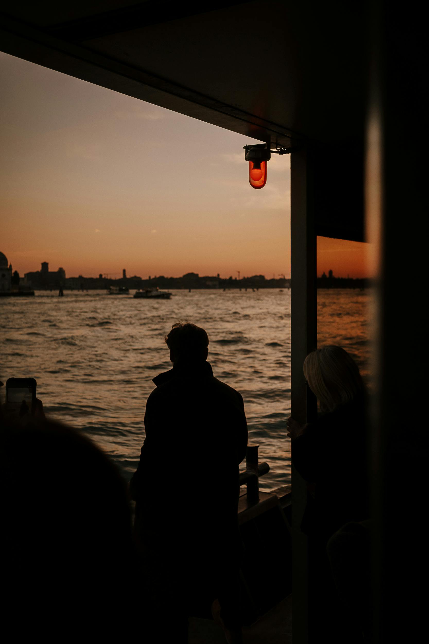 Sonnenuntergang auf einer Vaporetto Station mit Blick auf Venedig.