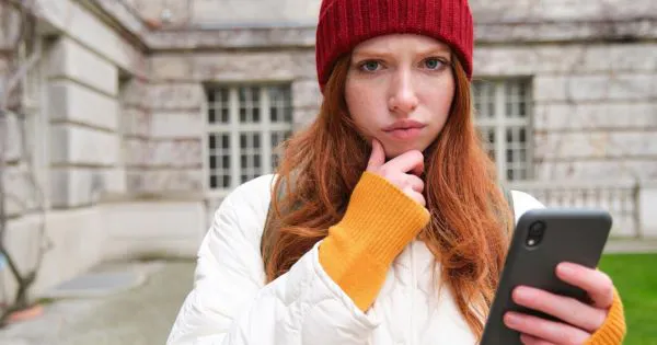 Junge Frau zweifelt an öffentlichem WLAN-Zugang / Bild: Freepik, benzoix