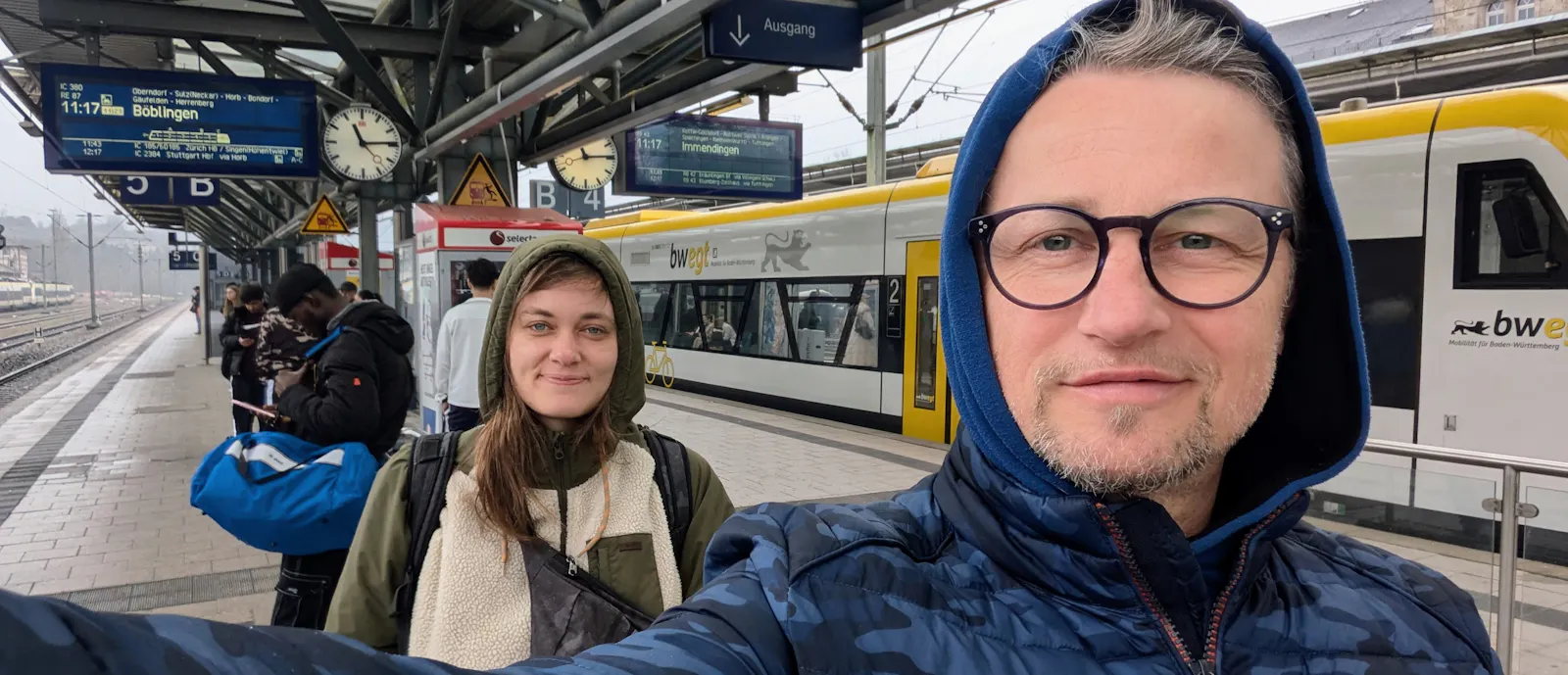 Jasmin Brückner und ich auf einem Bahnsteig. Hinter uns wartet ein Zug.