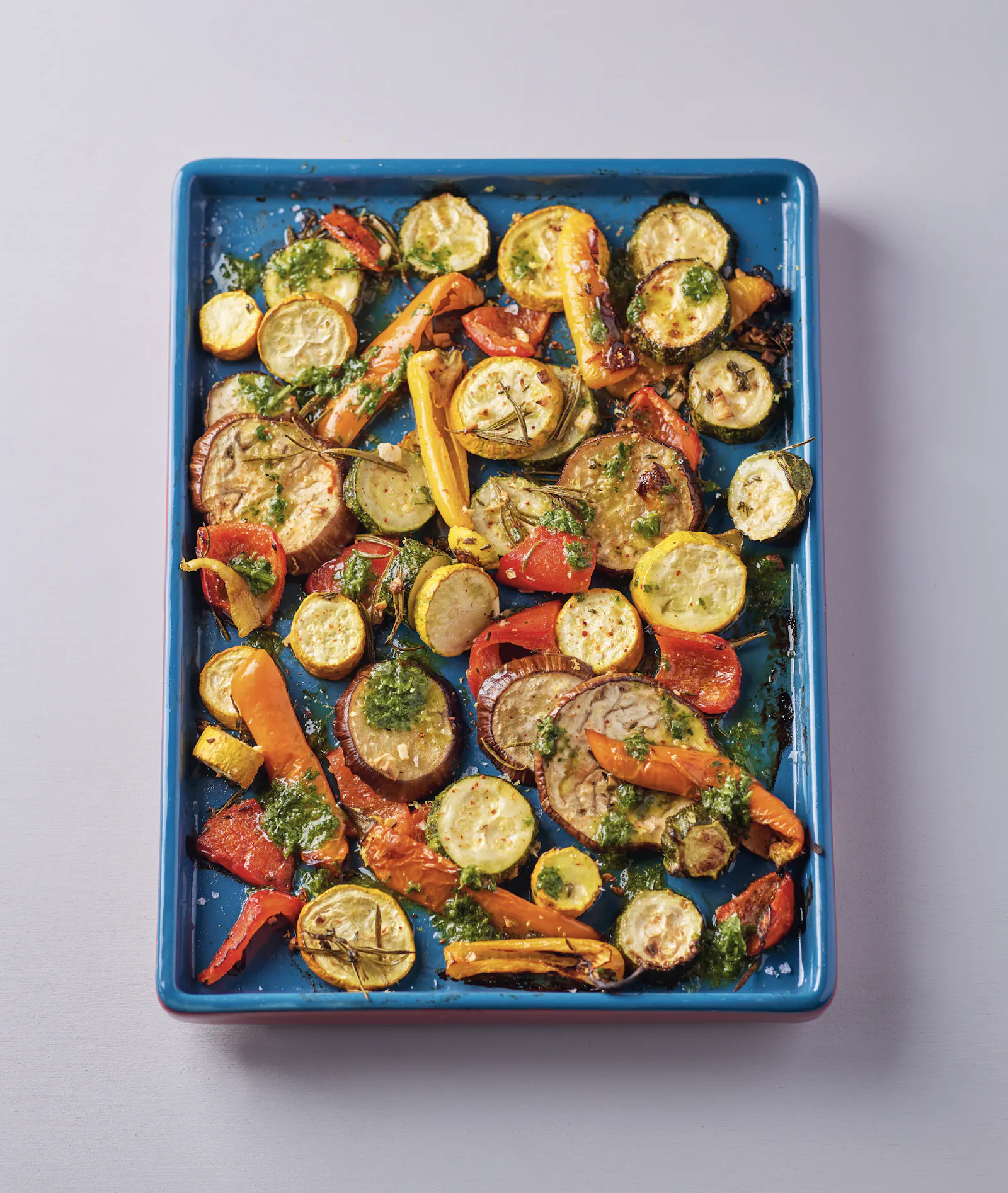 Sommerliches Ofengemüse mit Kräuterpesto aus Ben Kindlers JAHRESZEITENKÜCHE // Foto: © Joss Andres