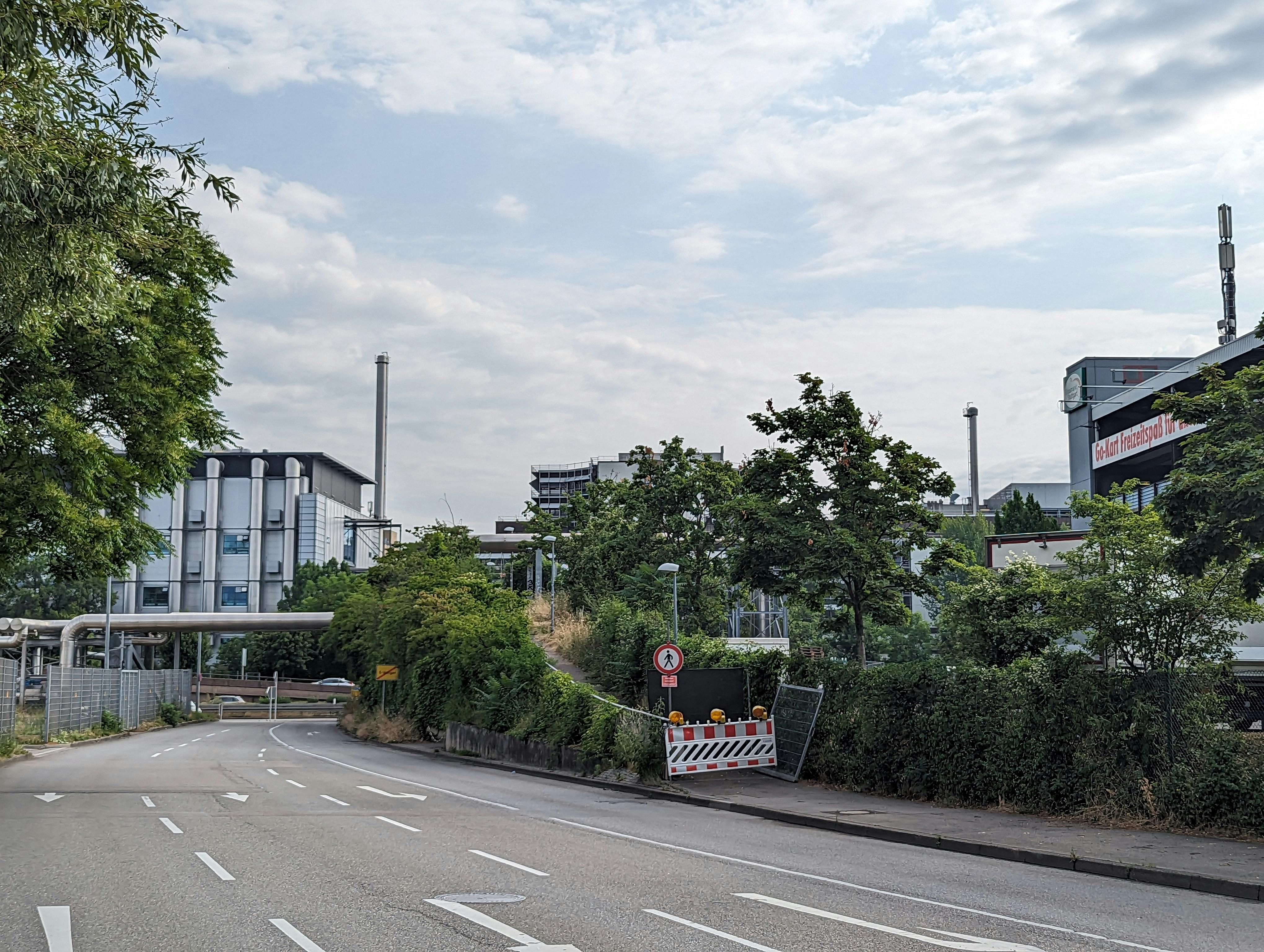 Auf Großmarkt-Seite führt eine bequem zu fahrende Rampe zur Brücke. Inzwischen ist sie abgesperrt. Foto: Jürgen Brand