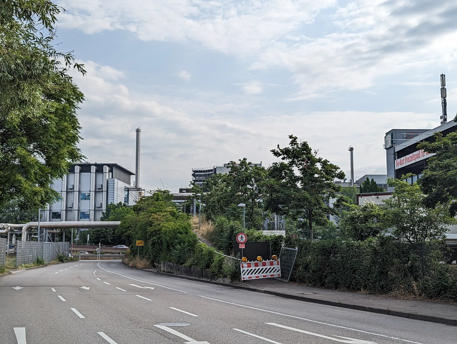 Auf Großmarkt-Seite führt eine bequem zu fahrende Rampe zur Brücke. Inzwischen ist sie abgesperrt. Foto: Jürgen Brand