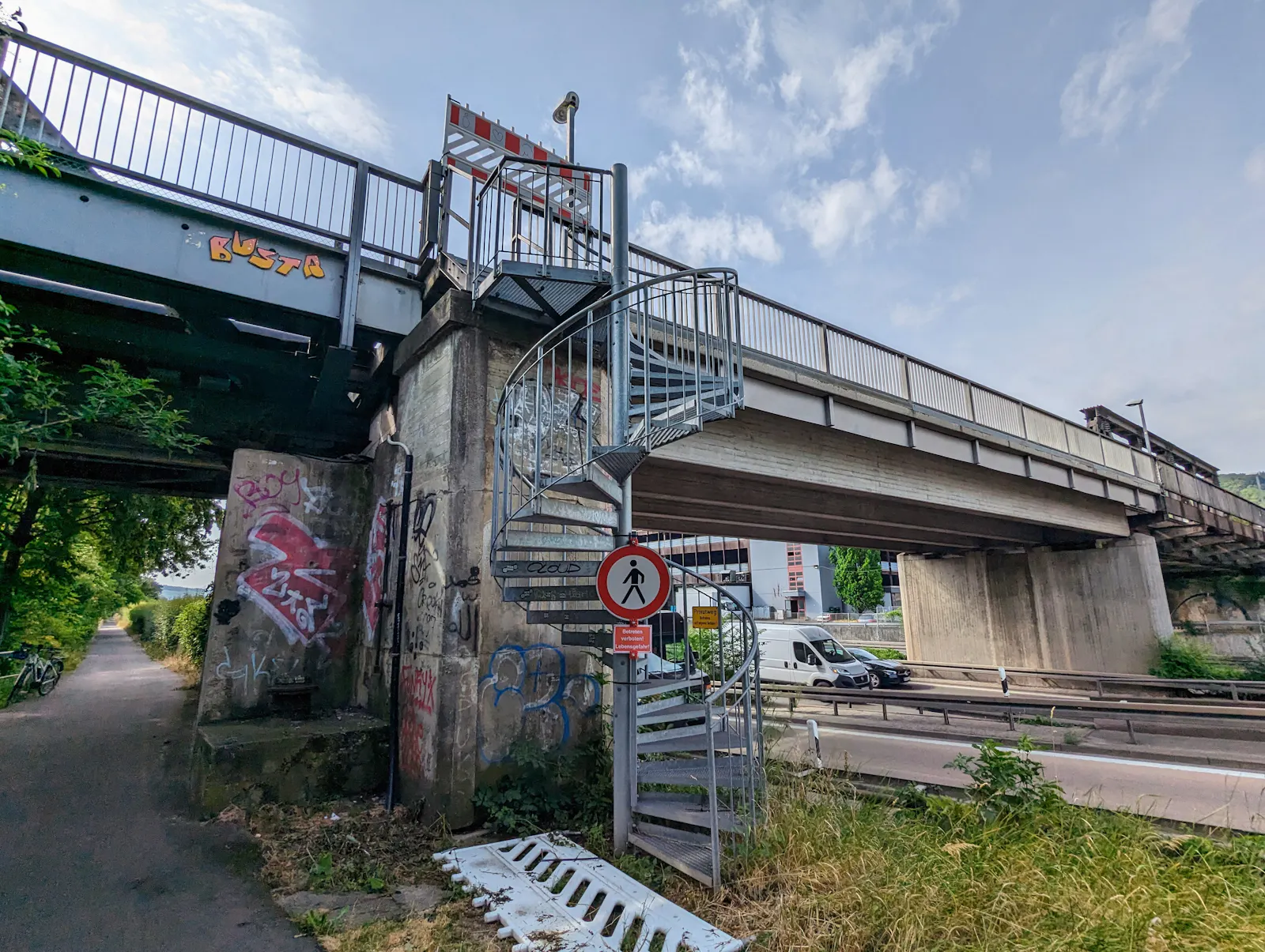 Die Aufgänge zur Brücke sind rigoros abgesperrt - was nicht jedem zu gefallen scheint. Das Begehen ist aber lebensgefährlich. Foto: Jürgen Brand