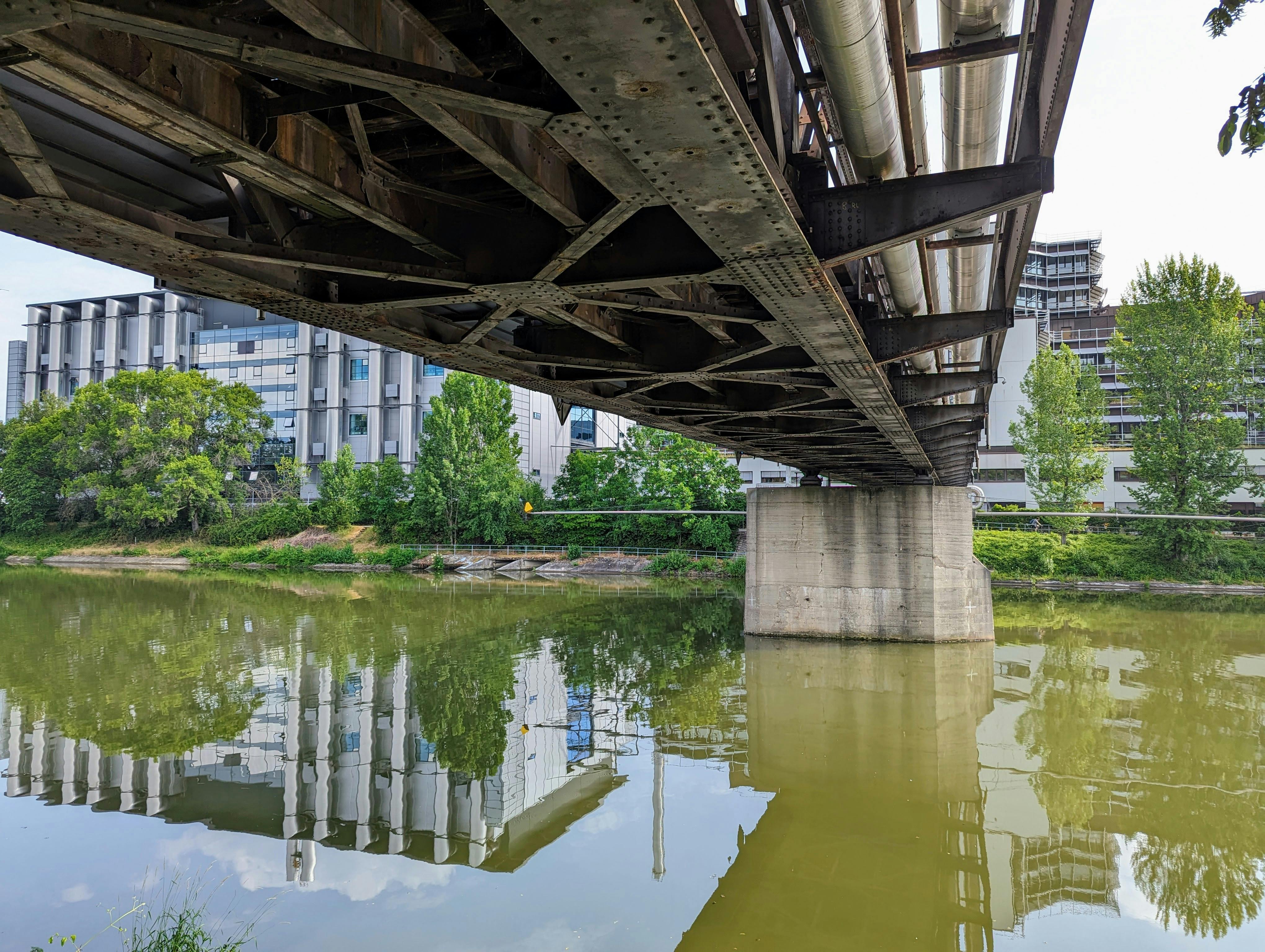 Für die Leitungen ist die Brücke offenbar noch stabil genug. Foto: Jürgen Brand