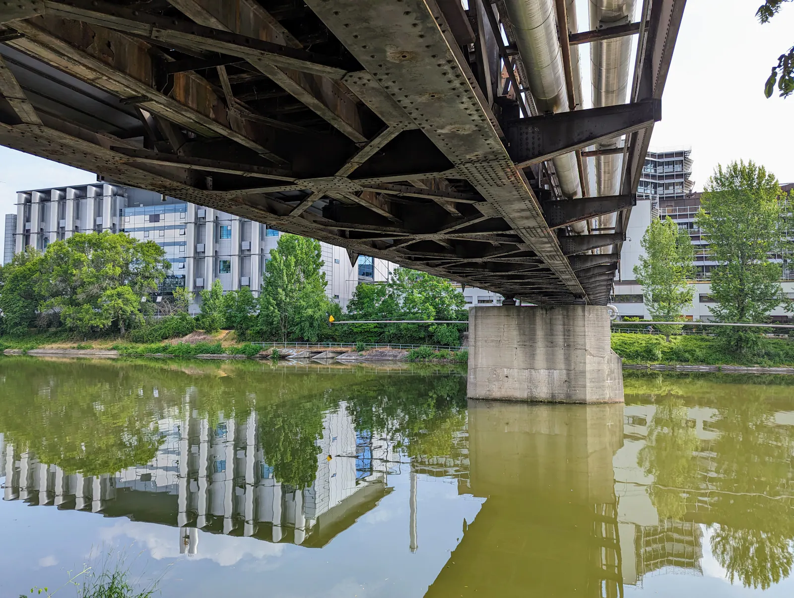 Für die Leitungen ist die Brücke offenbar noch stabil genug. Foto: Jürgen Brand