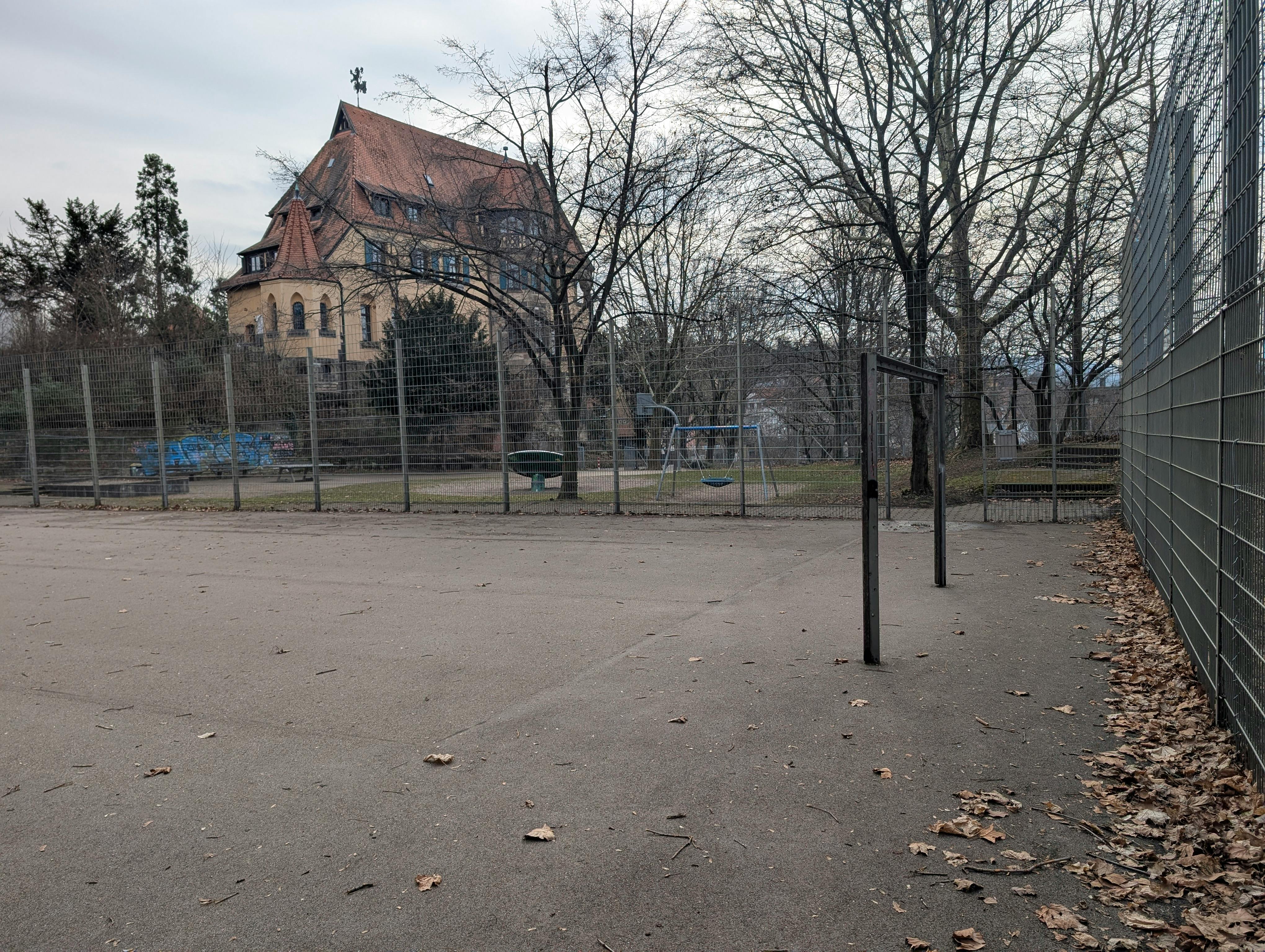 Der asphaltierte und sanierungsbedürftige Bolzplatz beim Werkstatthaus könnte vielleicht bald einen neuen Belag und Basketballkörbe bekommen. Foto: Jürgen Brand