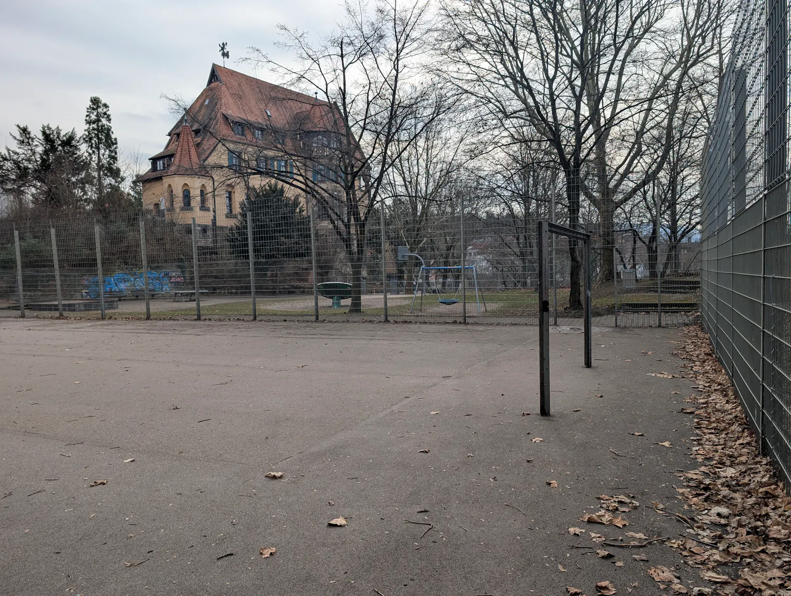 Der asphaltierte und sanierungsbedürftige Bolzplatz beim Werkstatthaus könnte vielleicht bald einen neuen Belag und Basketballkörbe bekommen. Foto: Jürgen Brand