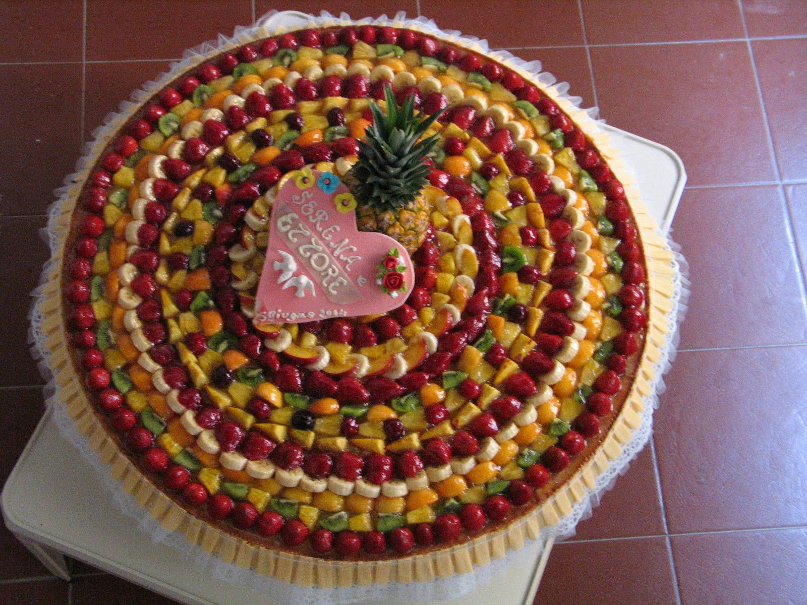 crostata di frutta di grandi dimensioni con cuore al centro con i nomi di Serena e Ettore, con Ettore aggiunto dopo