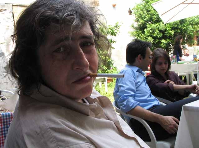 primo piano di uomo con sigaretta