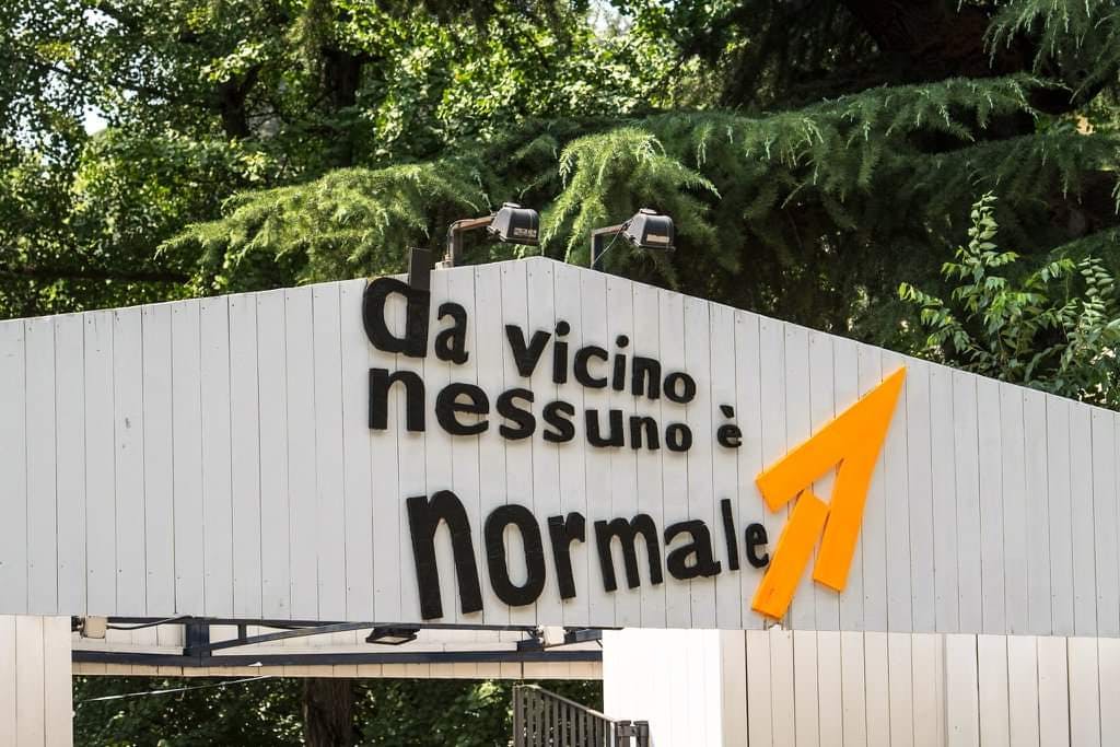 Timpano all'entrata del Paolo Pini, l'ex manicomio di Milano, con la scritta fatta dalla Falegnameria di Olinda nel 1998 "Da vicino nessuno è normale"