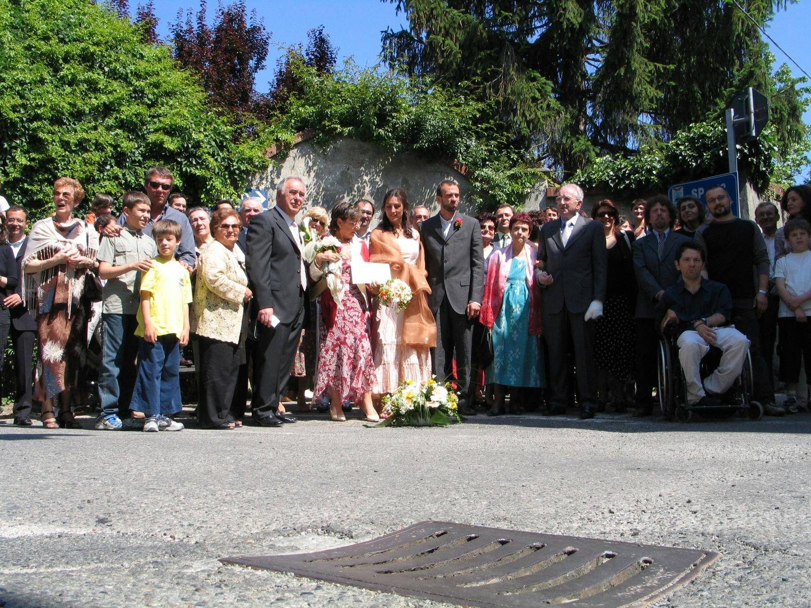 Foto di gruppo alla fontana di Roppolo, detto Burnel, durante il matrimonio di Serena Clemente e Ettore Macchieraldo