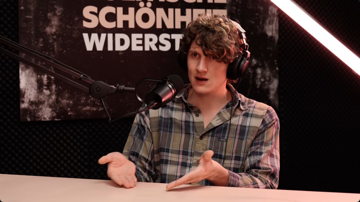 Screenshot des Youtube-Videos von Erik Ahrens im Interview mit dem Zentrum für Politische Schönheit.