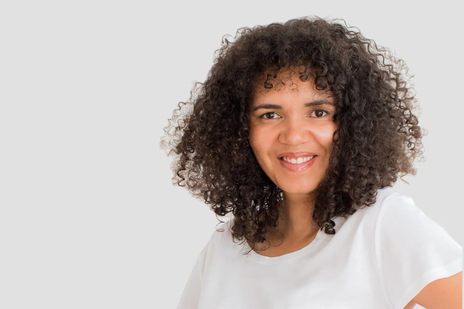 Tebogo Nimindé-Dundadengar trägt ein kurzes, weißes Shirt und lächelt in die Kamera.