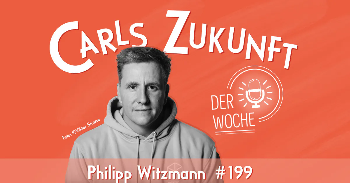 Philipp mit nebenan Pulli im Podcast-Cover auf orangen Hintergrund